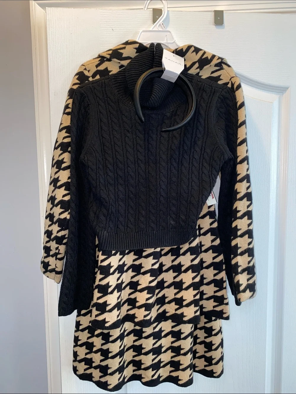 Tahari Black and Cream Houndstooth Knit Matching Set with Belt, size M